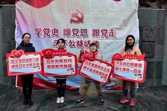 海南三亚：短肢领航鲸沙滩搁浅 ，多方合力救援